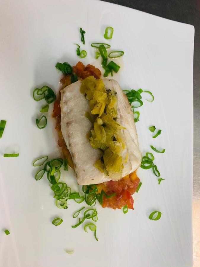 Logis Hotel Restaurant Hostellerie De La Tour Fontvieille Kültér fotó