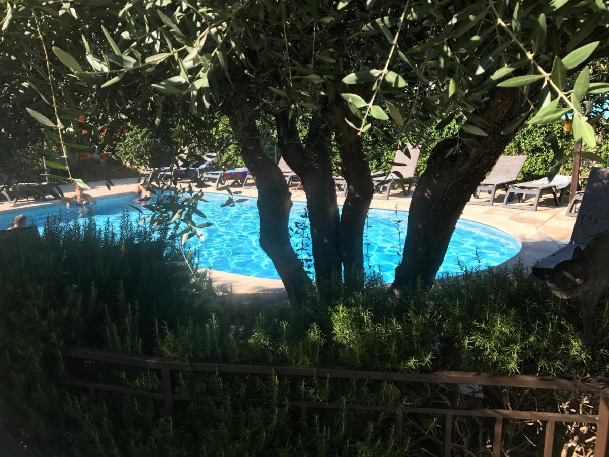 Logis Hotel Restaurant Hostellerie De La Tour Fontvieille Kültér fotó