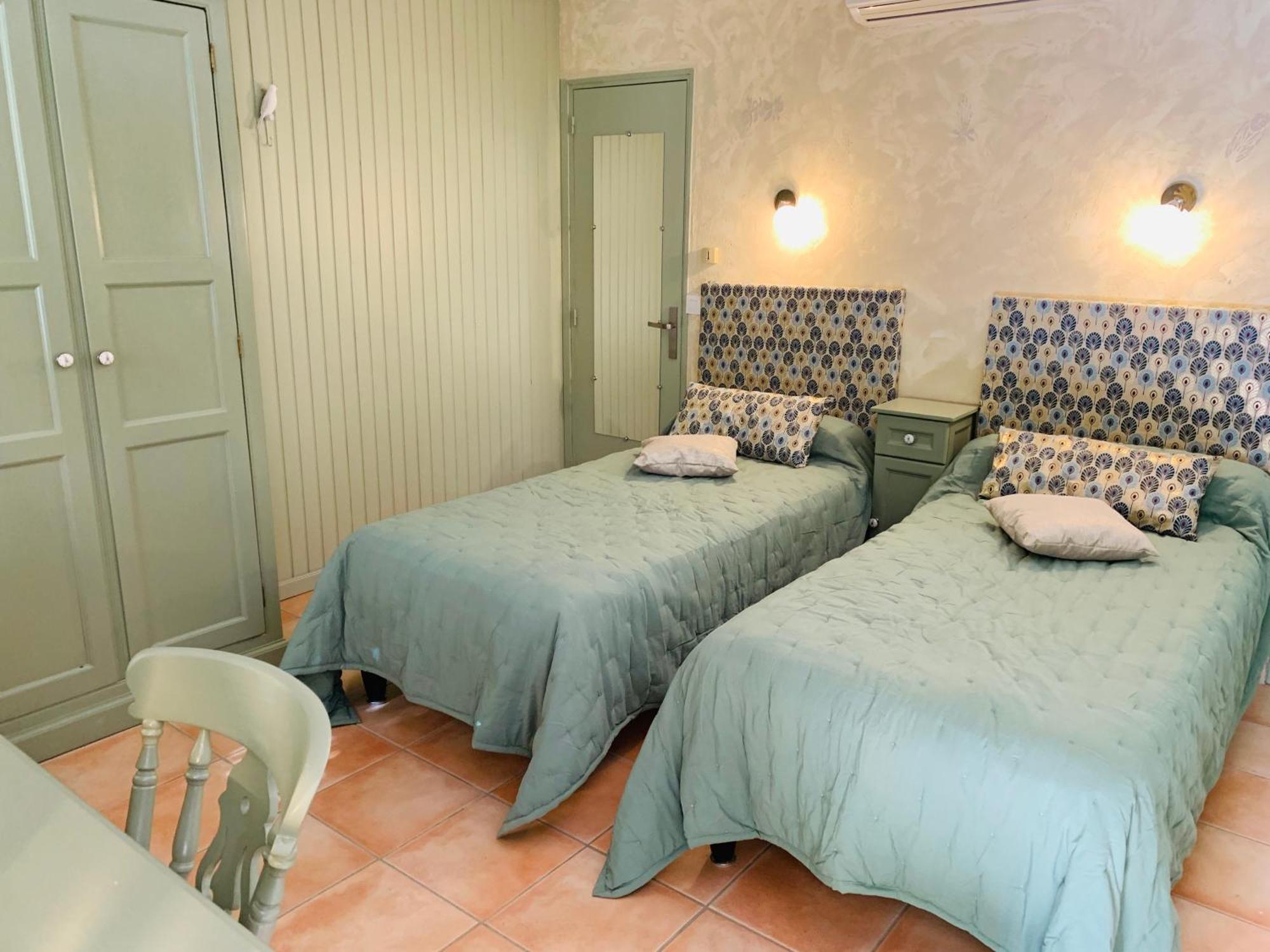 Logis Hotel Restaurant Hostellerie De La Tour Fontvieille Kültér fotó